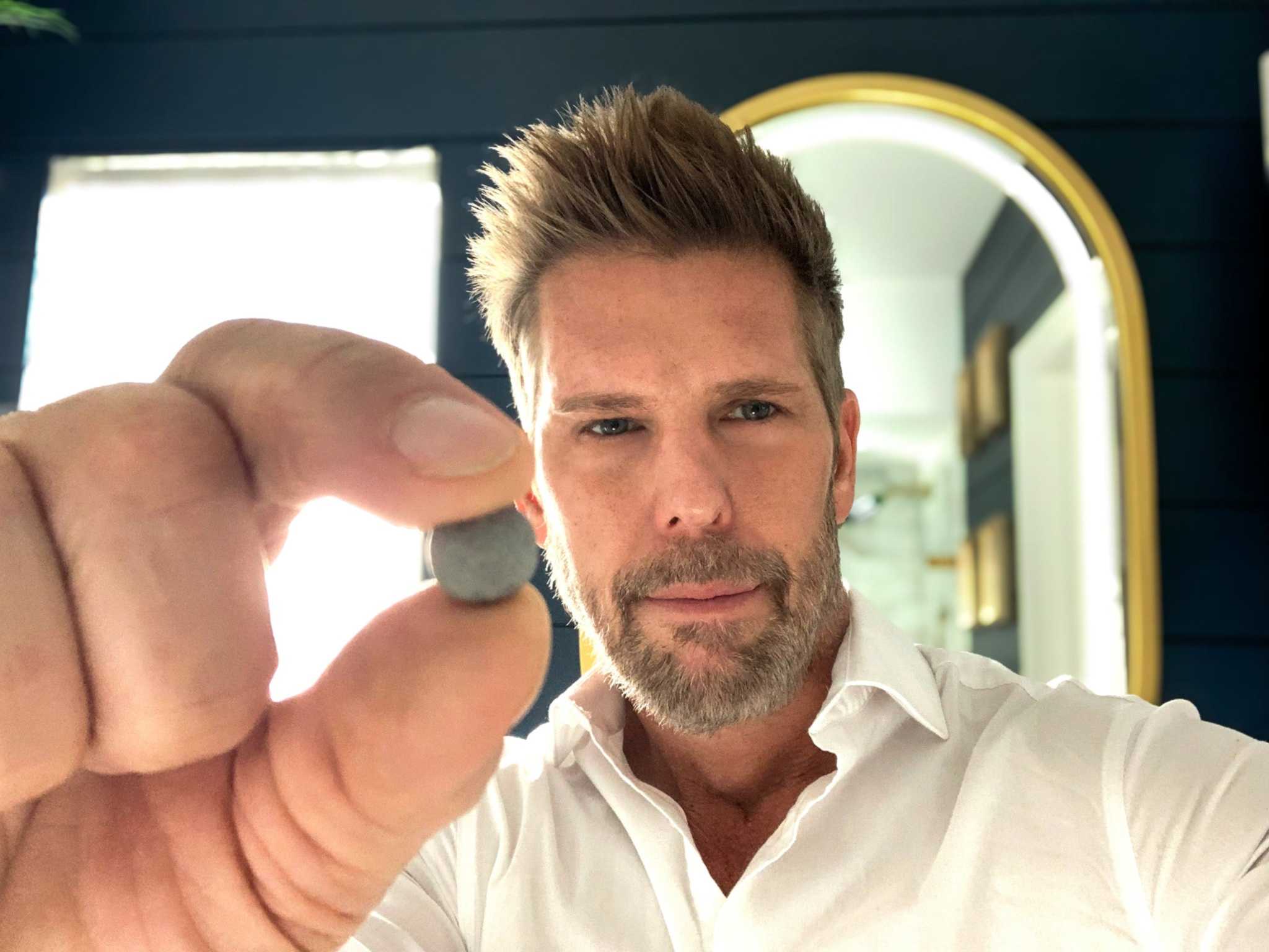 Holding a POM DROPS pellet